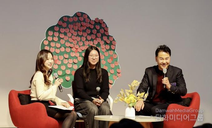 오언석 도봉구청장이 지난 12일 도봉구청 2층 선인봉홀에서 열린 친절선포식-‘친절토크’ 시간에서 구민과 대화를 나누고 있다