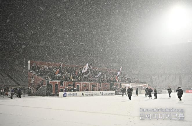 이달 4일, 부천FC1995의 승강 PO 1차전이 폭설로 연기된 후에도 헤르메스가 자리를 지키며 응원하고 있다.