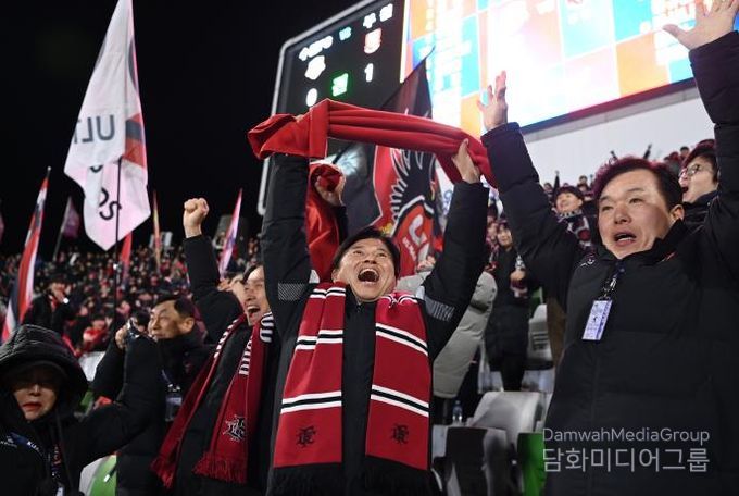 이달 8일 부천FC1995 승강 PO 2차전 경기에서 골을 넣자, 조용익 부천시장이 기뻐하고 있다