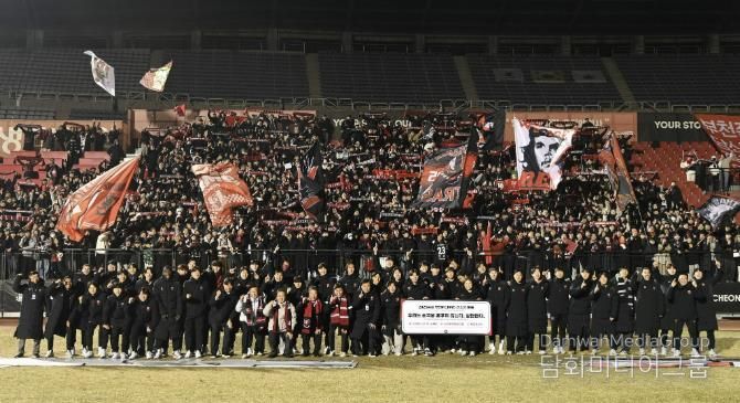 부천FC1995 K리그1 승격을 축하하며 선수단과 헤르메스가 단체 기념사진을 촬영했다.