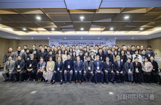 지난 1월 열린 ‘수원시 국제자매도시 시민교류위원회 신년회·신규 위촉식’에서 이재준 수원시장(앞줄 왼쪽 8번째)과 위원들이 함께하고 있다.