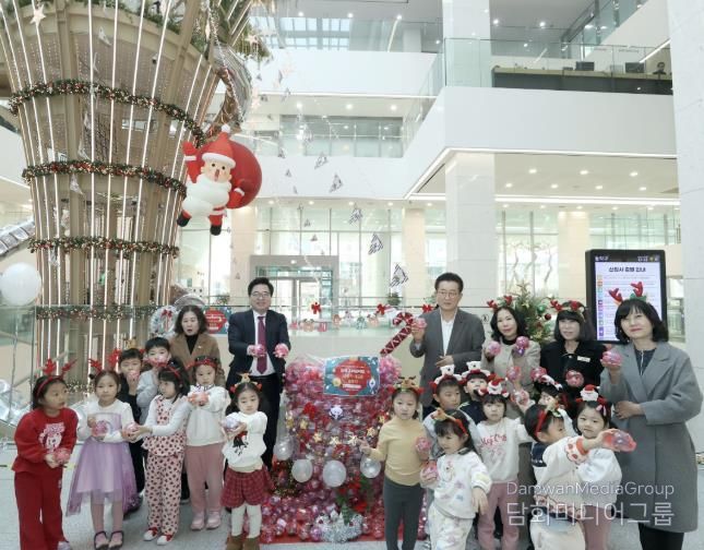 지난 12일, 박일하 동작구청장(왼쪽 두 번째)이 ‘사랑의 저금통 쌓기’ 행사에서 참석자들과 기념 촬영하고 있다.