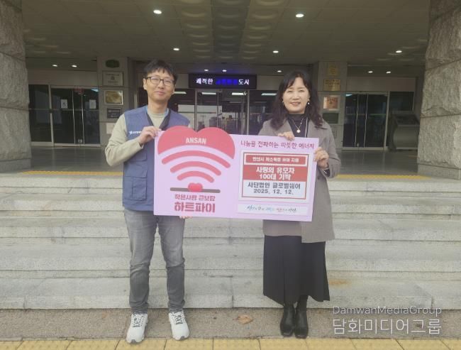 이경숙 복지정책과장(오른쪽)이 12일 (사)글로벌쉐어 관계자로부터 휴대용 유모차 100개(약 2,500만 원 상당)를 기탁받고 기념촬영을 하고 있다.