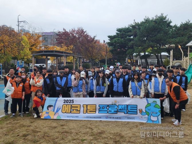 지난 13일 원두정 먹거리골목에서 천안시 청소년들과 자원봉사자들이 함께 기념사진을 촬영하고 있다.