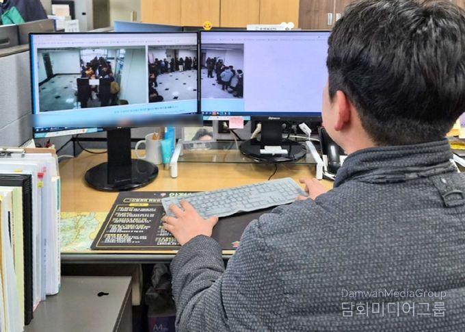 1. PC화면으로 구내식당 대기 현황을 확인하는 직원 모습