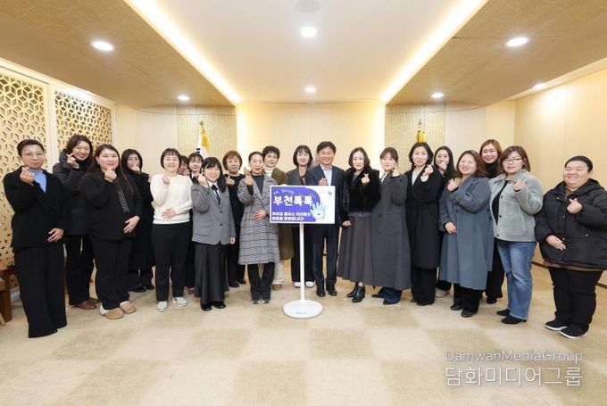 조용익 부천시장이 학부모 폴리스와 기념 촬영을 하고 있다.