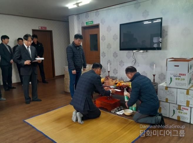 밀양시 초동시설원예연합회가 한 해 농사의 풍년과 농업인의 안전을 기원하는 고유제를 올리고 있다.