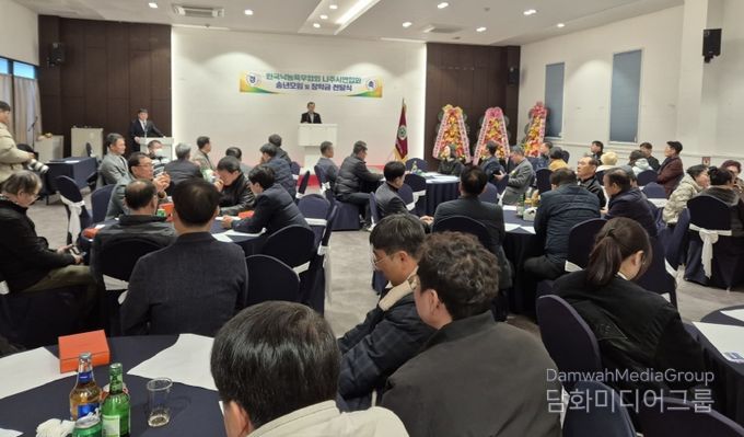 (사)한국낙농육우협회 나주시연합회는 지난 12일 ‘나주낙농인 송년 모임’을 갖고 지역 인재 양성을 위한 장학금을 나주시에 전달했다.