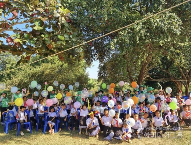 라오스 비엔티안 쌍텅구 쌈판나마을에서 현지 초등학생들과 함께 풍선아트 놀이 프로그램을 진행하는 모습