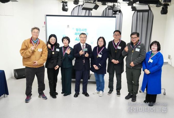 면목미디어센터의 ‘활동사진 제작단’ 2기 수료식에 참석한 류경기 중랑구청장과 구민들의 모습