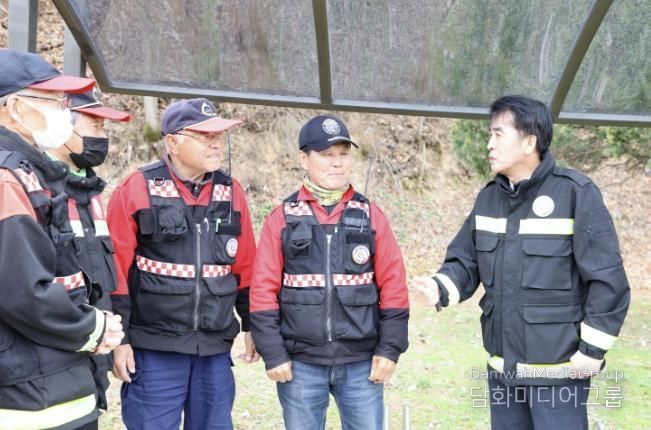 봄철 최재형 군수가 산불진화대원들을 격려하는 모습