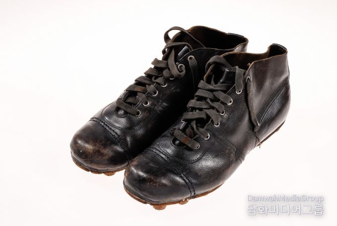 1. 1954년 스위스월드컵에 주장으로 출전한 주영광 선수 축구화