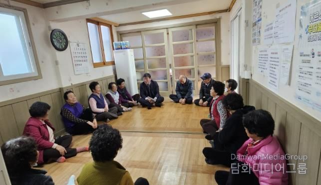 강진읍장이 한파에 대비해 경로당을 방문, 어르신들과 안부를 나누고 있다.