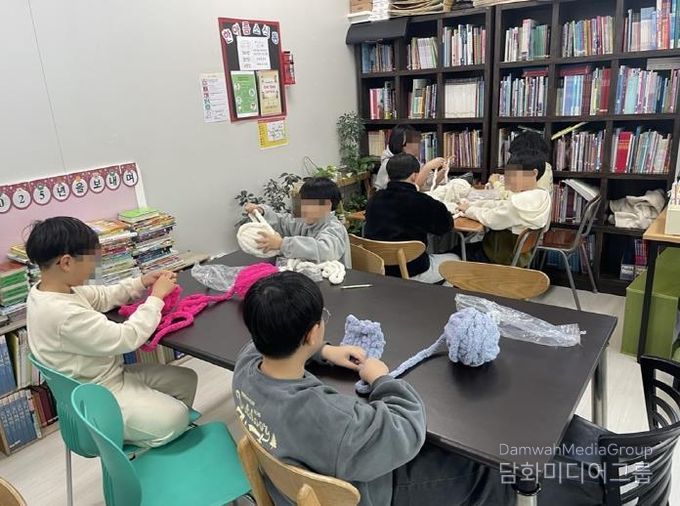 의정부시 송산2동, 아이들의 손끝에서 피어난 온기…어르신께 전할 사랑의 목도리 준비