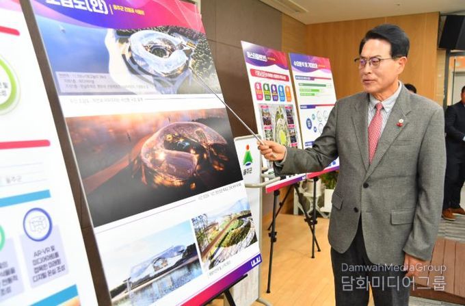 울산 울주군이 16일 군청 프레스센터에서 간절곶 식물원 건립사업에 대한 언론브리핑을 개최한 가운데 이순걸 울주군수가 사업 개요 및 향후 계획에 대해 설명하고 있다.