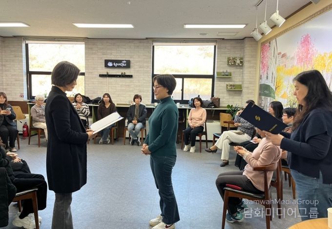 신규 상담자원봉사자 위촉장 수여 모습