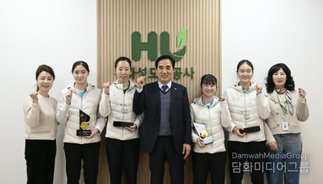 국제대회와 전국대회에서 입상한 화성도시공사 탁구단 선수들과 HU공사 한병홍 사장이 메달과 상패를 들고 기념촬영을 하고 있다.