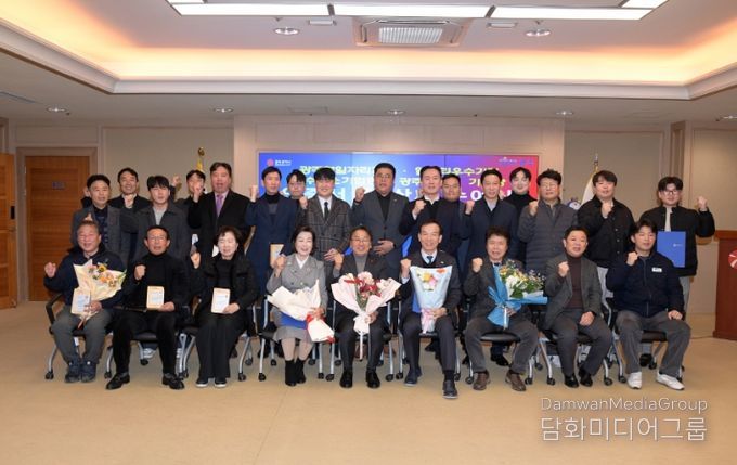 강기정 광주광역시장이 16일 오전 시청 비즈니스룸에서 열린 광주명장·기술장 등 인증서 및 상패 수여식에 참석해 인증서 및 상패를 수여한 후 수상자들과 함께 기념촬영을 하고 있다. /광주광역시 제공