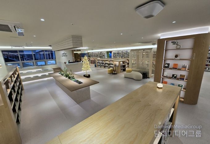 경북교육청, 북카페형 행정자료실 ‘온책마루’ 개관...직원 독서?휴식?소통 강화(책과 사람이 만나는 따뜻한 복합 문화공간으로 재탄생)