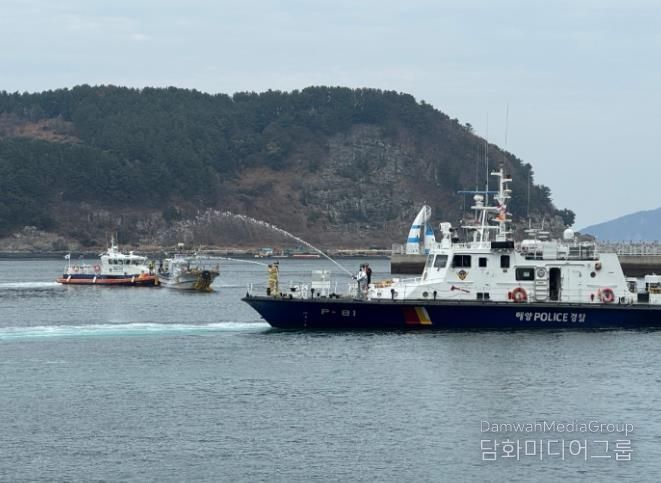 사천해경이 16(화) 남해군 물건항에서 밀집 계류지 어선 화재 사고를 가정한 합동훈련 중인 모습