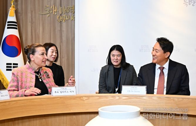 오세훈 서울시장이 16일 아부다비 음악예술재단 후다 알카미스 카누 이사장과 면담하고 있다.