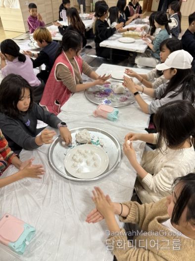 15일 보림사에서 새알심을 만드는 어린이들 모습