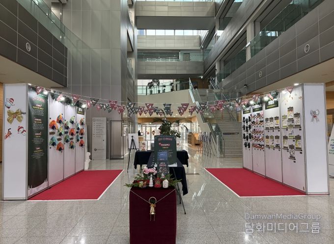 12월 15일~12월 26일 2주간, 세종시교육청 1층 로비에서 ‘2025년 세종 읍면지역 우리동네 예술학교 성과전시회인 ’모두 다 꽃이야‘ 행사가 열리고 있다.