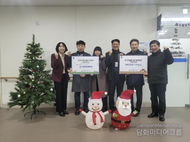 전달식 후 한국추출가공식품업중앙회경기도지부 수원시지회, 대한농산물식품임가공업연합회 수원시지부, 수원시 관계자가 함께하고 있다.