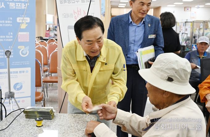지난 7월 21일, 성낙인 창녕군수가 창녕읍 행정복지센터 민생회복 소비쿠폰 지급현장을 찾아 현장을 점검하고 민원인의 이야기를 듣고 있다.
