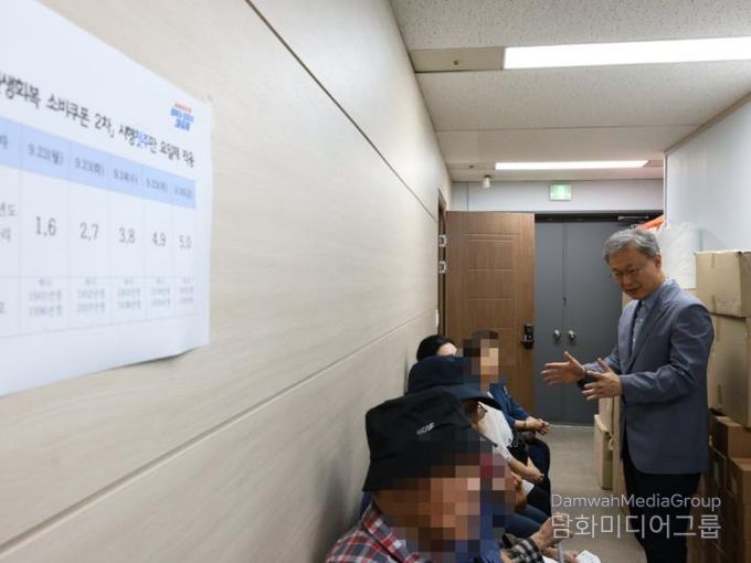 장인홍 구로구청장이 민생회복 소비쿠폰 신청 대기 중인 어르신들과 인사를 나누고 있다.