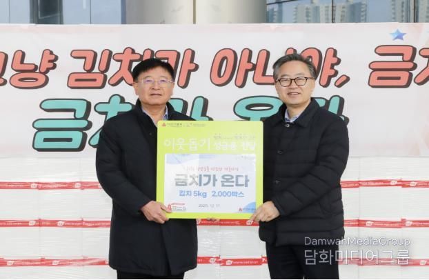 금천구는 지난 17일 금천구청 광장에서 김치 5kg 2,000박스를 동주민센터를 통해 취약계층에게 배분했다