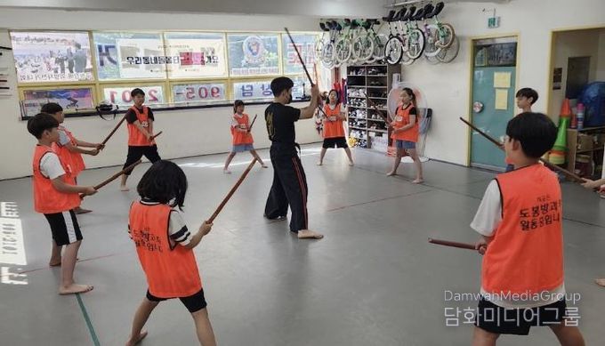 도봉구 지역 초등학생들이 학교 밖 돌봄 프로그램 일환으로 검도를 배우고 있다.