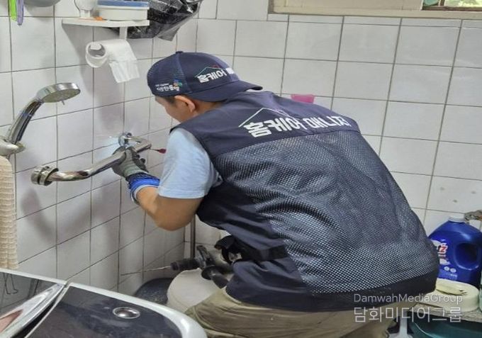 홈케어 매니저가 지원대상 어르신 가정을 방문해 간편 집수리를 진행 중인 모