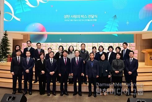반야월교회(담임목사 이승희)는 지난 17일, 성탄절을 앞두고 관내 저소득가구와 환경미화 종사자를 위해 성탄박스 1천200상자를 동구청에 기탁했다.