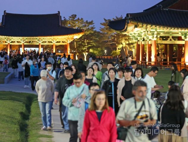 야간 조명 아래 관광객들로 붐비는 경주 동궁과 월지 일대