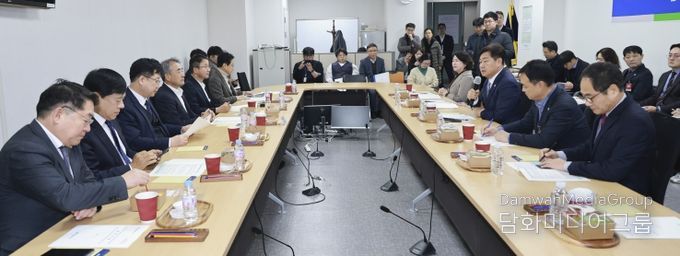 18일 서울 국회 의원회관에서 열린 전북특별자치도·더불어민주당 전북국회의원 정책간담회에 김관영 도지사와 윤준병 도당위원장을 비롯한 전북 국회의원들이 정책간담회를 갖고 있다