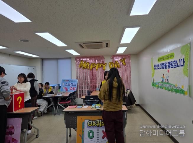 밀양시정신건강복지센터가 청소년수련관에서 학교 밖 청소년에게 스트레스 검사와 건강 상식 퀴즈 프로그램을 진행하고 있다.