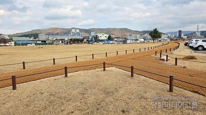 경주시 성동동 전랑지 전경. 통일신라 북궁 터로 추정되는 이 일대는 경역정비사업을 통해 탐방로와 울타리 설치 등 환경 정비가 단계적으로 추진되고 있다.