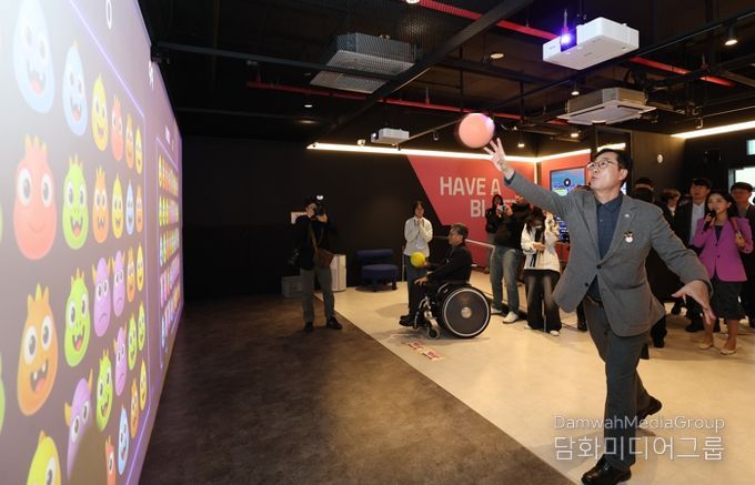 정명근 화성특례시장이 AR 스포츠 체험시설을 시연하고 있다.