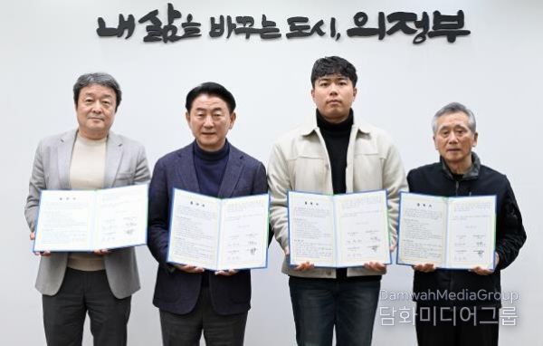 김동근 시장이 12월 19일 데이터센터 사업자인 메타컴플렉스를 비롯해 고산신도시연합회, 독바위문화마을회와 ‘데이터센터 설치와 관련한 주민 우려 해소 및 상생 방안 마련을 위한 업무협약’을 체결한 뒤 함께 기념사진을 찍고 있다.