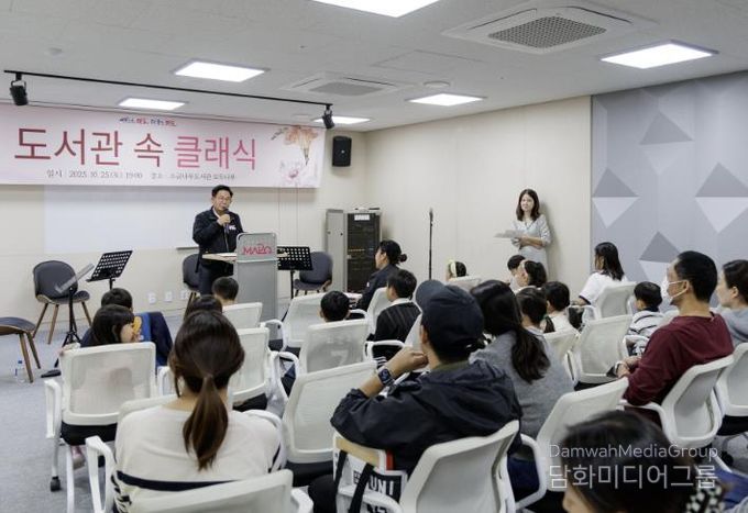 어린이 대상으로 열린 ‘도서관 속 클래식’ 행사에 참여해 인사말을 전하는 박강수 마포구청장