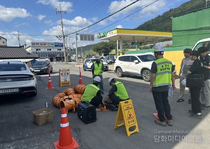하수 맨홀 내부의 시설물 조사를 위해 고용노동부 입회하에 하수 조사 작업을 실시하고 있다.