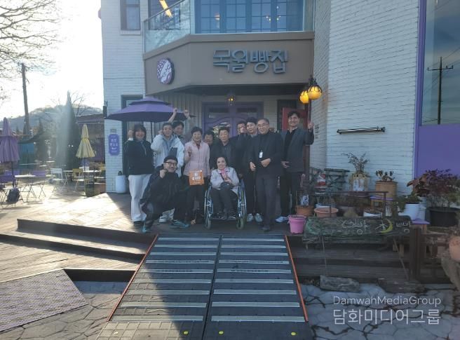 구례군장애인복지관, 장애친화상점 ‘열린문’ 경사로 설치 및 현판 전달