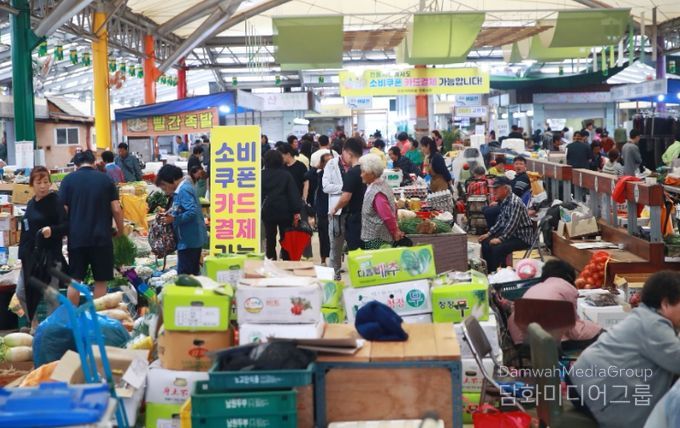 곡성군 전남형 기본소득 소비쿠폰으로 활기를 띠고 있는 곡성군 전통시장의 모습
