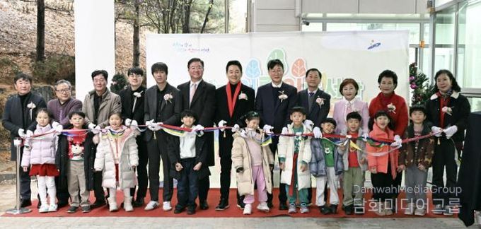 이민근 안산시장(사진 오른쪽에서 다섯번째)과 참석자들이 23일 열린 상록어린이도서관 별동 개관식에서 테이프 커팅을 하고 있다.