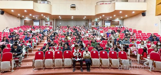 최충규 대덕구청장(사진 첫 번째 줄 왼쪽)과 지역 영유아 가족들이 대덕구육아종합지원센터가 크리스마스를 맞아 진행한 뮤지컬 ‘정글북’ 공연을 관람하기에 앞서 기념 촬영을 하고 있다.