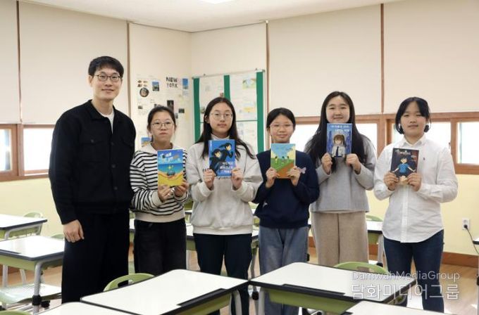 독서토론 동아리 학생들이 22일 자신이 출간한 책을 들고 기념사진을 찍고있다.