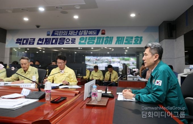 지난 3월 긴급상황판단 회의를 주재한 이강덕 포항시장은 산불 피해방지 24시간 비상대응 체계 가동 지시하고 있다.