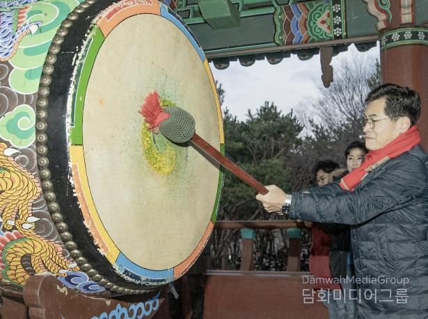 2024년 용왕산 해맞이 행사에서 이기재 양천구청장이 대북 타고로 새해의 힘찬 출발을 알리고 있는 모습