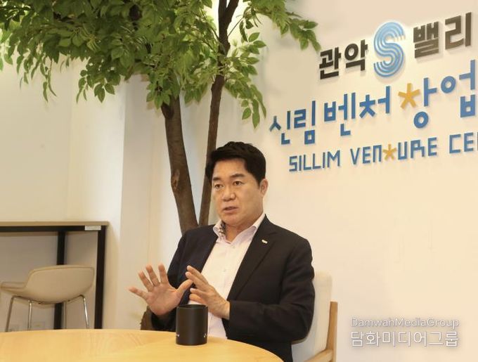 관악S밸리 신림창업벤처센터에서 벤처창업 인프라에 대해 설명하는 박준희 관악구청장